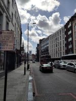 Londoner Doppeldecker, im Hintergrund das Haus 