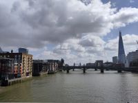 Links 20 Fenchurch Street (Walkie Talkie), rechts the Shard, dazwischen spannen sich London Bridge und im Hintergrund die Tower Bridge über die Themse