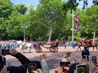 Die vornehmliche Aufgabe des britischen Königs: winken &ndash; &copy; Andreas Böcker (Eberhardt TRAVEL)