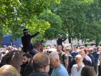 Wenn die Polizei zu Pferd durch die Menschenmenge muss, dann muss die Polizei zu Pferd durch die Menschenmenge &ndash; &copy; Andreas Böcker (Eberhardt TRAVEL)