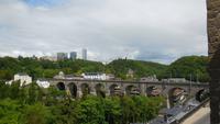 Blick auf  Eisenbahnbrücke und Kirchberg mit EU-Gebäuden &ndash; &copy; Simone Kaufmann im Auftrag von Eberhardt TRAVEL (Eberhardt TRAVEL)