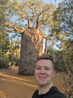 Sten Bernhardt vor einem Baobab-Baum im Reniala Nationalpark, Madagaskar &ndash; &copy; Sten Bernhardt (Eberhardt TRAVEL)