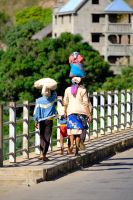 Den Einkauf nach Hause tragen - Madagaskar  &ndash; &copy; Sten Bernhardt (Eberhardt TRAVEL)