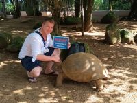 Reisebegleiter Sten Bernhardt mit einer Landschildkröte auf Mauritius  &ndash; &copy; Sten Bernhardt (Eberhardt TRAVEL)