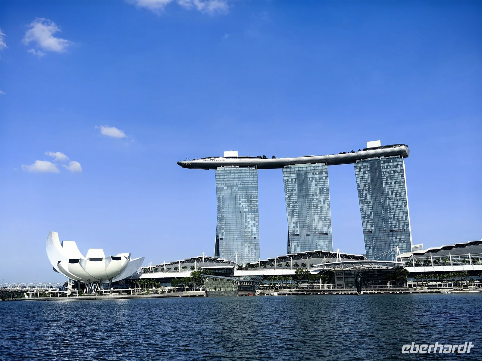 Marina Bay Sands und Lotosblüte, Singapur &ndash; &copy; Simone Willner (Eberhardt TRAVEL)