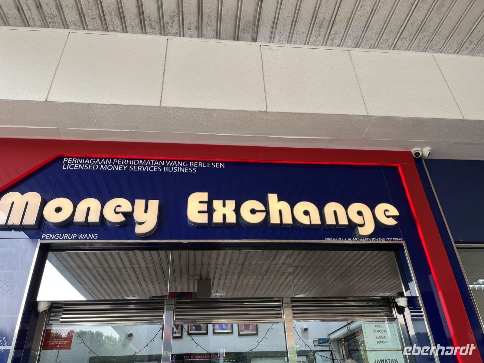 Erste Geldwechselstube, Malaysia.jpeg &ndash; &copy; Maria Feibig (Eberhardt TRAVEL)