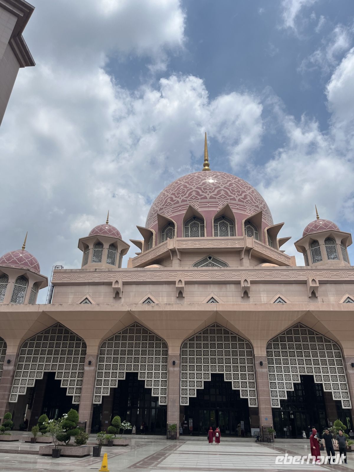 Putra-Moschee, Putrajaya, Malaysia.jpeg &ndash; &copy; Maria Feibig (Eberhardt TRAVEL)
