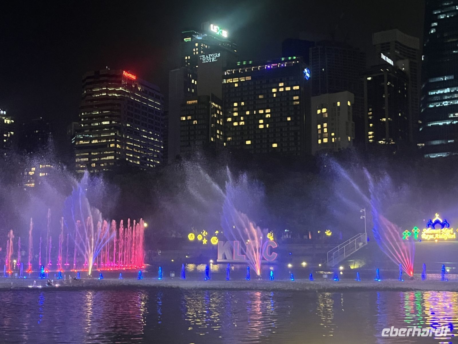 Wasserfontaine, Petronas Twin Towers, Kuala Lumpur, Malaysia.jpeg &ndash; &copy; Maria Feibig (Eberhardt TRAVEL)