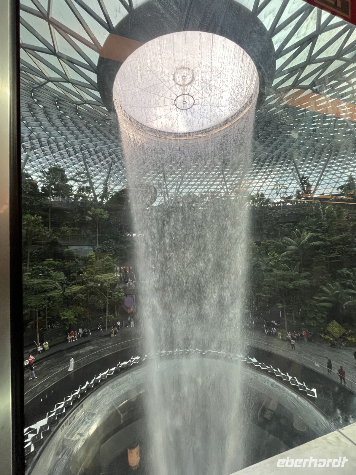 Wasserfall, Flughafen, Singapur.jpeg &ndash; &copy; Maria Feibig (Eberhardt TRAVEL)