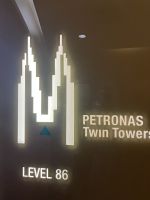 Schild, Petronas Twin Towers, Kuala Lumpur, Malaysia.jpeg &ndash; &copy; Maria Feibig (Eberhardt TRAVEL)