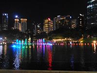 Rundreise Singapur & Malaysia, Stadtrundfahrt Kuala Lumpur, Petronas Towers, Lichtshow &ndash; &copy; Martina Häselbarth (Eberhardt TRAVEL)