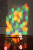 Die bunten Fenster der Attarine Medrese im Sonnenlicht &ndash; &copy; Astrid Kunath (Eberhardt TRAVEL)