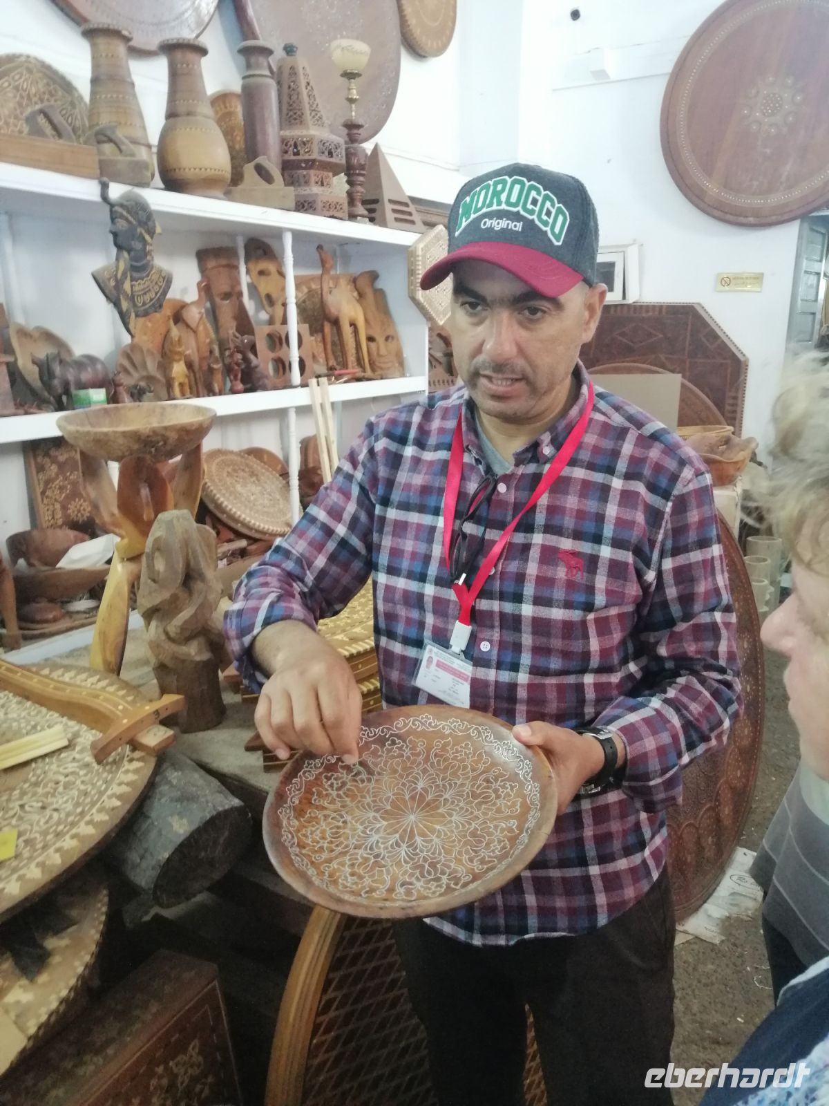 Said erklärt uns die Intarsien-Arbeit der Holzkünstler von Essaouira &ndash; &copy; Andrej Kulikov (Eberhardt TRAVEL)