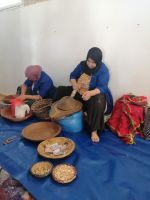 Zermahlen der Argankerne per Hand &ndash; &copy; Andrej Kulikov (Eberhardt TRAVEL)