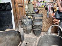 Eimer aus alten Autoreifen &ndash; &copy; Sabine Reckord (Eberhardt TRAVEL)