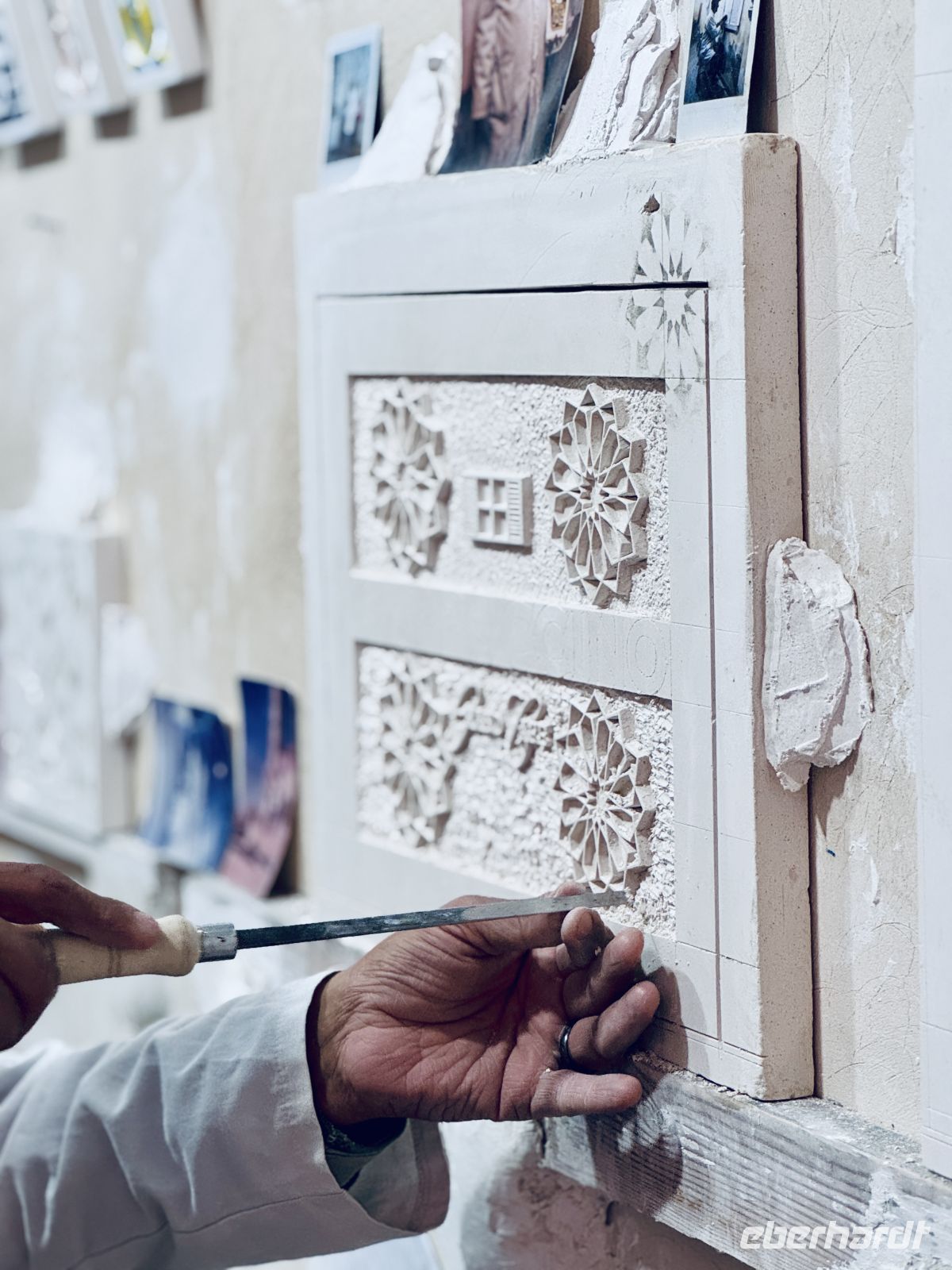 2. Tag - Stuckateur bei der Arbeit, Marrakesch  &ndash; &copy; Christin Kuschka (Eberhardt TRAVEL)