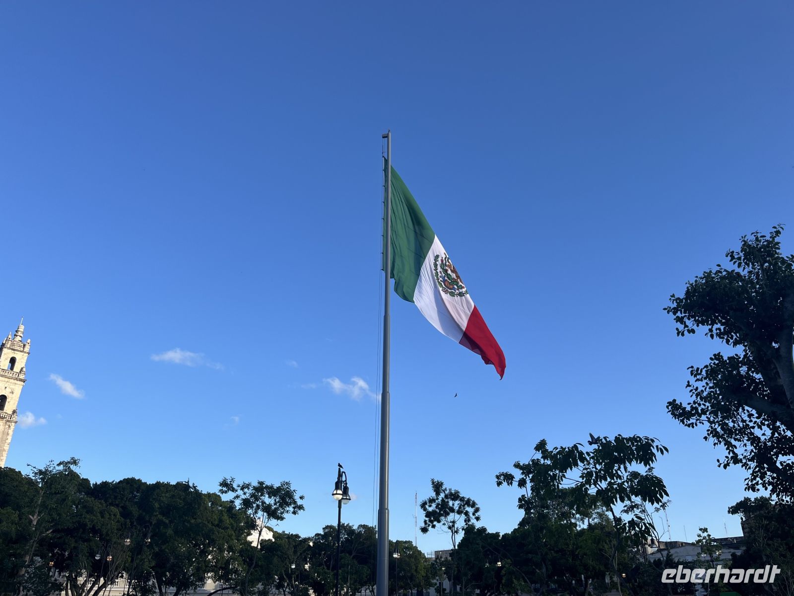 Mexikanische Flagge am Zocalo, Merida &ndash; &copy; Valentin Meyer-Plath (Eberhardt TRAVEL)
