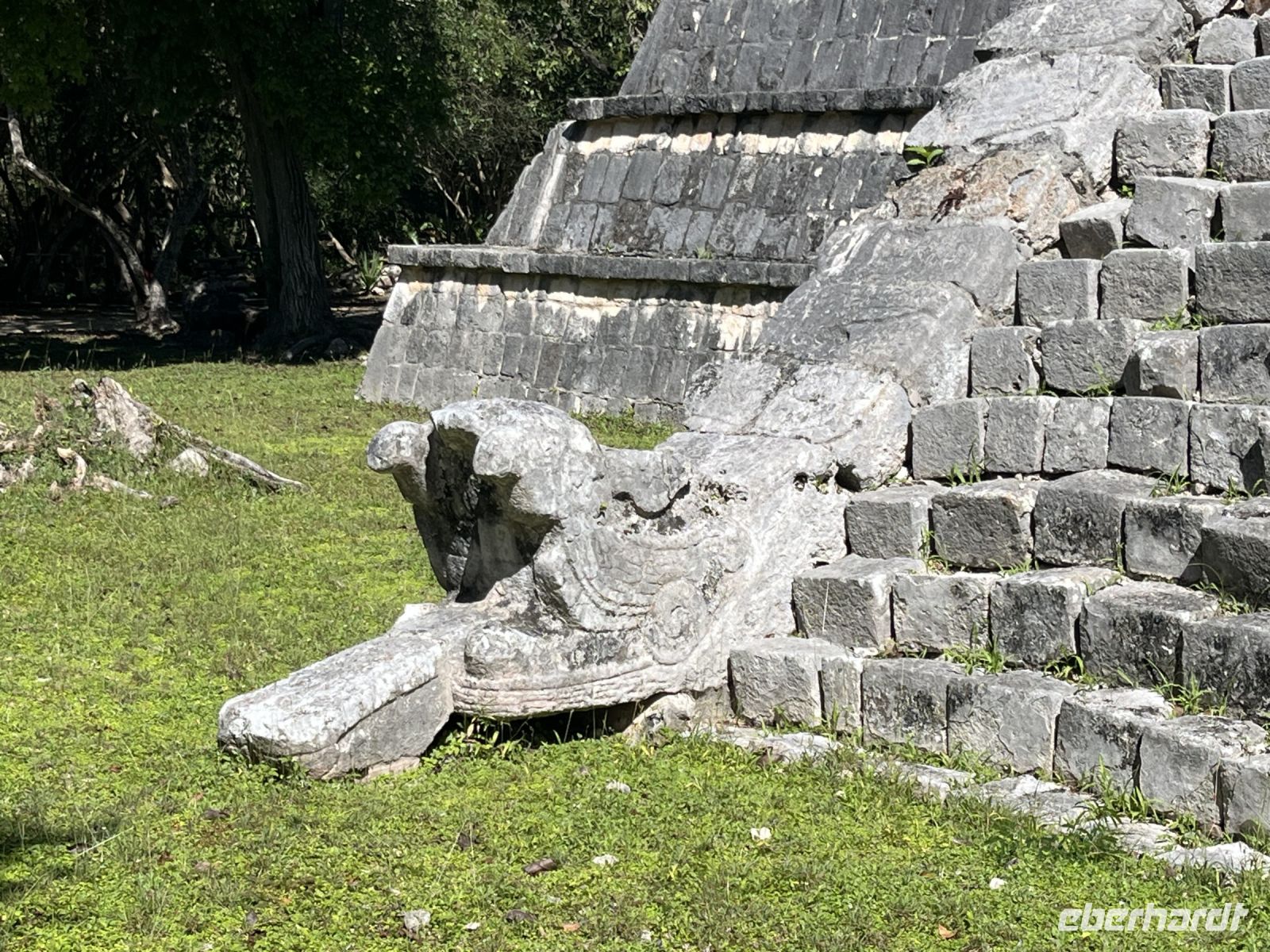 Steinschlange am Grab des großen Priesters, Chichen Itza &ndash; &copy; Valentin Meyer-Plath (Eberhardt TRAVEL)