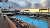 Kreuzfahrt Karibik - Pooldeck der Mein Schiff 6 &ndash; &copy; Franziska Bergmann (Eberhardt TRAVEL)