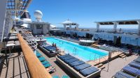 Kreuzfahrt Karibik - Pooldeck am Morgen auf der Mein Schiff 6 &ndash; &copy; Franziska Bergmann (Eberhardt TRAVEL)