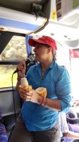Kreuzfahrt Karibik - Reiseleiterin Ursula zeigt uns die Kakao-Frucht, Costa Rica &ndash; &copy; Franziska Bergmann (Eberhardt TRAVEL)