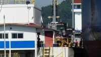 Kreuzfahrt Karibik - geschäftiges Treiben in den Schleusen des Panama-Kanal, Panama