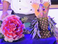 Mein Schiff 3 - Poolparty - Demonstration der Obstschnitzerei &ndash; &copy; Annette Weise (Eberhardt TRAVEL)