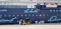 Unsere Mein Schiff 6 im Hafen von Piräus / Athen - die Vorräte werden aufgefüllt &ndash; &copy; Annette Zocher (Eberhardt TRAVEL)