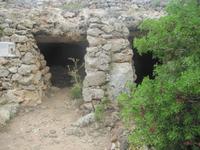 157_Wanderung durchs Mistra-Tal_frühsteinzeitliche Behausung &ndash; &copy; Karolin Kühn (Eberhardt TRAVEL)