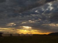 Sonnenuntergang im Durvun Berkh Jurtencamp &ndash; &copy; Andrey Kulikov (Eberhardt TRAVEL)