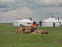 Holzhacken im Sitzen. Gewusst wie. &ndash; &copy; Birgit Hornung (Eberhardt TRAVEL)