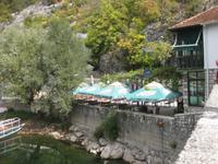 Das gleichnamige Restaurant am Rijeka Crnojevica &ndash; &copy; Annette Zocher (Eberhardt TRAVEL)