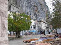Kloster Ostrog &ndash; &copy; Annette Zocher (Eberhardt TRAVEL)
