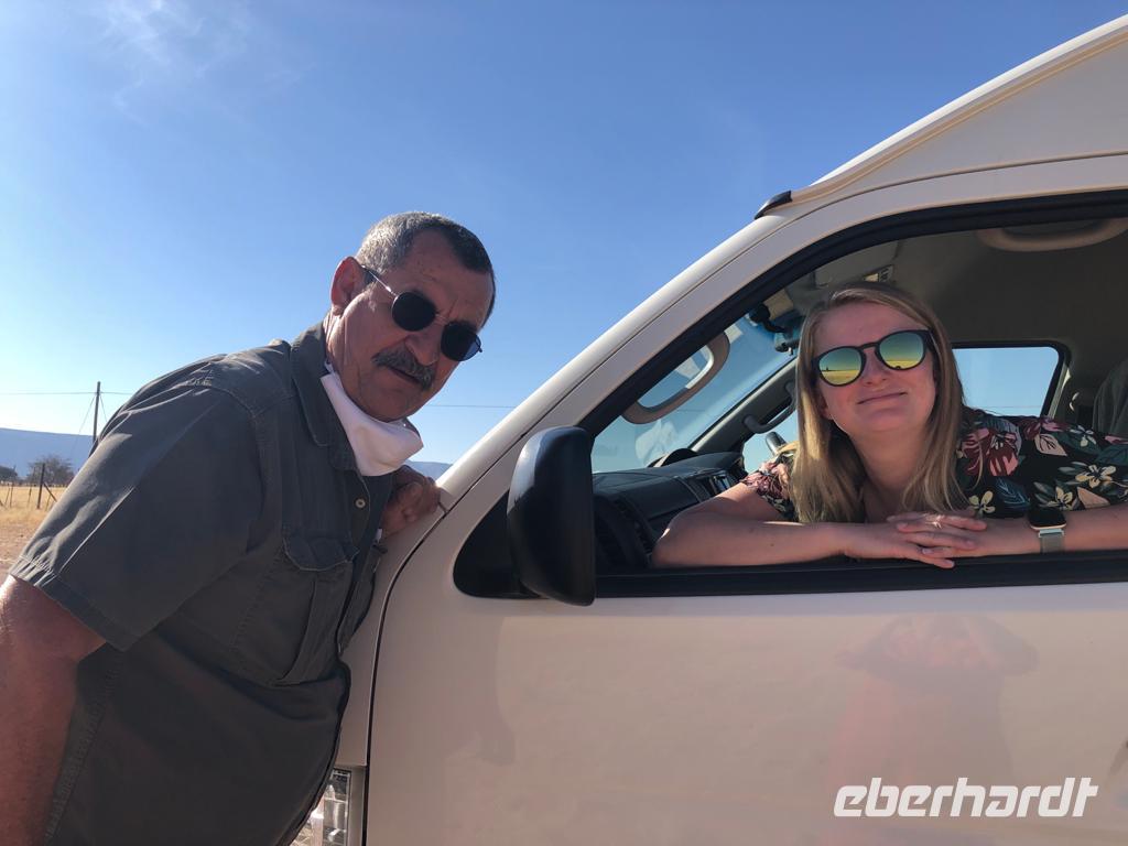 Namibia - Reiseleiter Hebert mit Reisebegleitung Franzi &ndash; &copy; Franziska Barthel (Eberhardt TRAVEL)