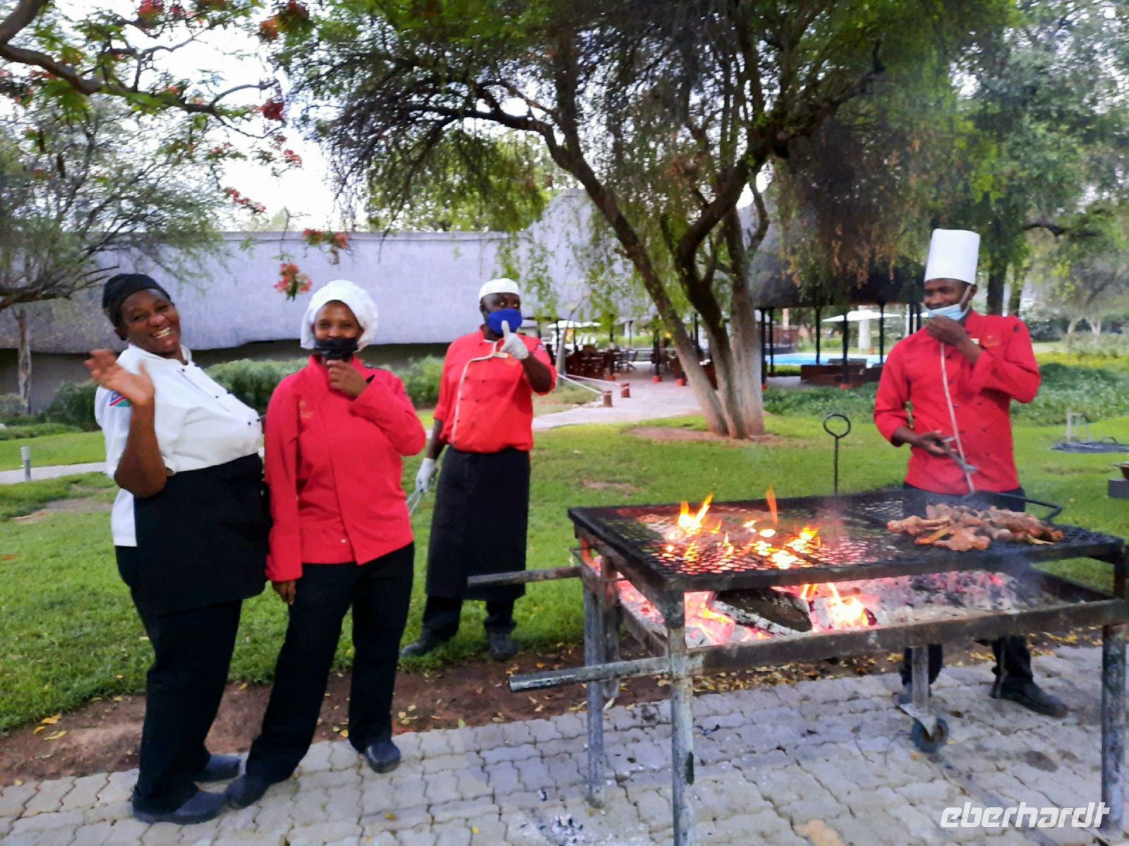Mokuti Lodge - Grillmeister &ndash; &copy; Annett Müller (Eberhardt TRAVEL)