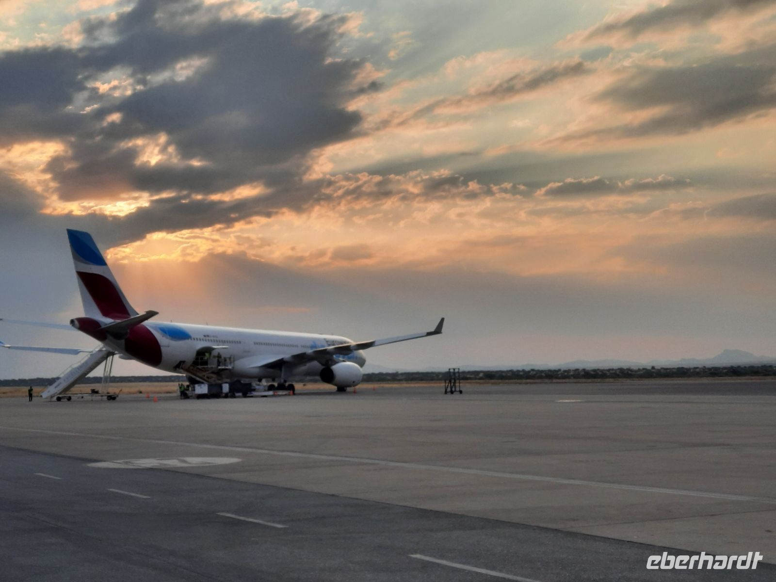 Namibia - unser Flieger im Sonnenuntergang &ndash; &copy; Annett Müller (Eberhardt TRAVEL)
