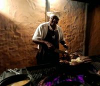 Mount Etjo Safari Lodge - Grillmeister &ndash; &copy; Annett Müller (Eberhardt TRAVEL)