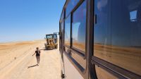 Unterwegs in Namibia - Baustellenkontrolle durch Annett &ndash; &copy; Annett Müller (Eberhardt TRAVEL)