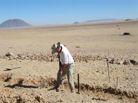 Kurt versucht sich als Arbeiter &ndash; &copy; Annette Weise (Eberhardt TRAVEL)