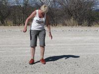 Marina versucht ihre Schuhe zu reinigen &ndash; &copy; Annette Weise (Eberhardt TRAVEL)