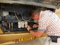 0887 kleine Busreparatur im Etosha-Nationalpark &ndash; &copy; Patrick Fritzsche (Eberhardt TRAVEL)