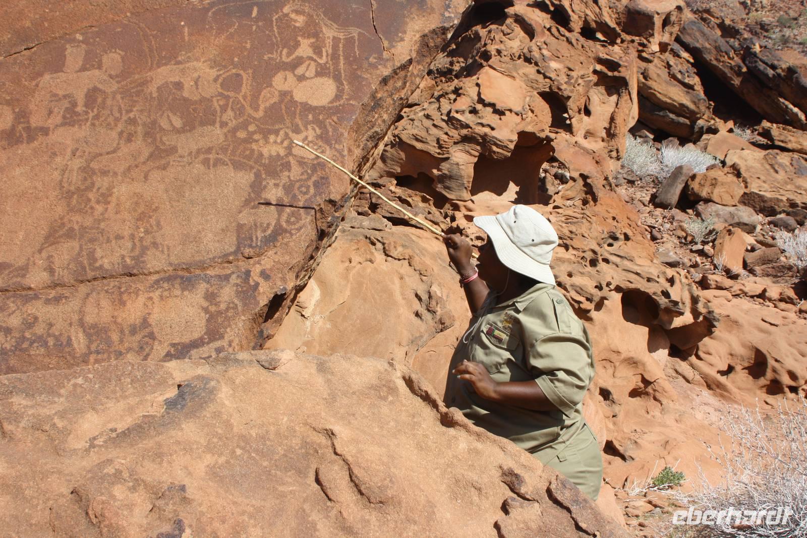 Kunstmalerei bei Twyfelfontein &ndash; &copy; Sylvia Sann (Eberhardt TRAVEL)