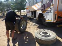 Radwechsel in der Namib &ndash; &copy; Kathrin Mickan (Eberhardt TRAVEL)