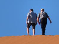 Düne 45 Jörg & Hagen rennen vornweg &ndash; &copy; Kathrin Mickan (Eberhardt TRAVEL)