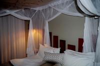 Kalahari Anib Lodge - Himmelbett &ndash; &copy; Annett Müller (Eberhardt TRAVEL)