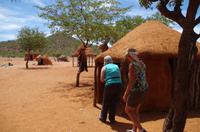 Himbadorf - Einlass ins Chief`s Haus &ndash; &copy; Annett Müller (Eberhardt TRAVEL)