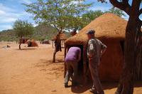 Himbadorf - Einlass ins Chief`s Haus &ndash; &copy; Annett Müller (Eberhardt TRAVEL)