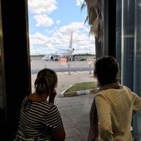 Flughafen Windhoek - leise Hoffnung, vielleicht fliegt er doch nicht... &ndash; &copy; Annett Müller (Eberhardt TRAVEL)