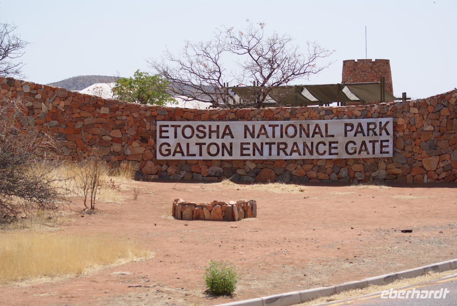 Galton Eingang Etosha NP &ndash; &copy; Susanne Schirmann (Eberhardt TRAVEL)