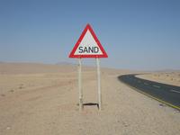 Strasse bei LÜderitz - Hier gibt es andere Verkehrsschilder &ndash; &copy; Annette Zocher (Eberhardt TRAVEL)